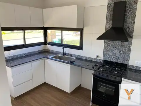 Casa 4 ambientes con 2 baños