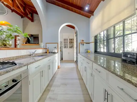 Casa en Venta con 2 cocheras