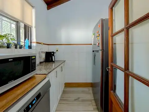 Casa 6 ambientes con 2 baños