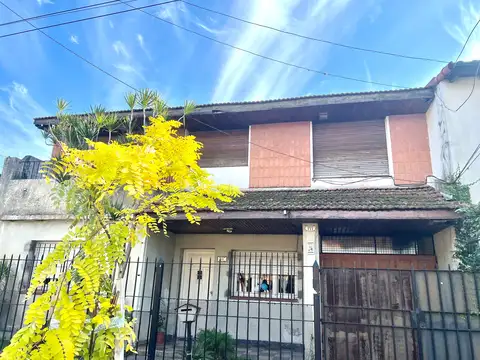 PH en Planta Alta a Reciclar: a 7 Cuadras de Av. 85 m² Cubiertos, con 3 Dorm., y Terraza.