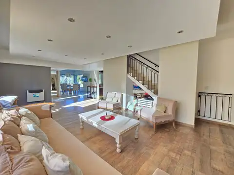 Casa 5 ambientes con 3 baños