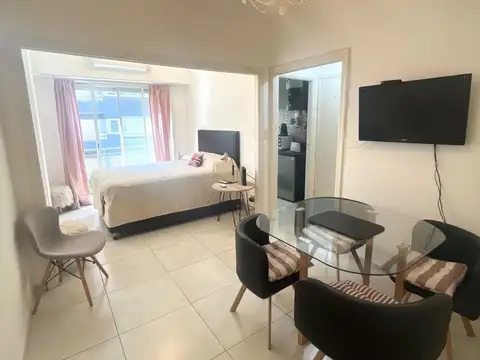 Monoambiente en alquiler temporario para 2 con balcón francés - Plaza Colón