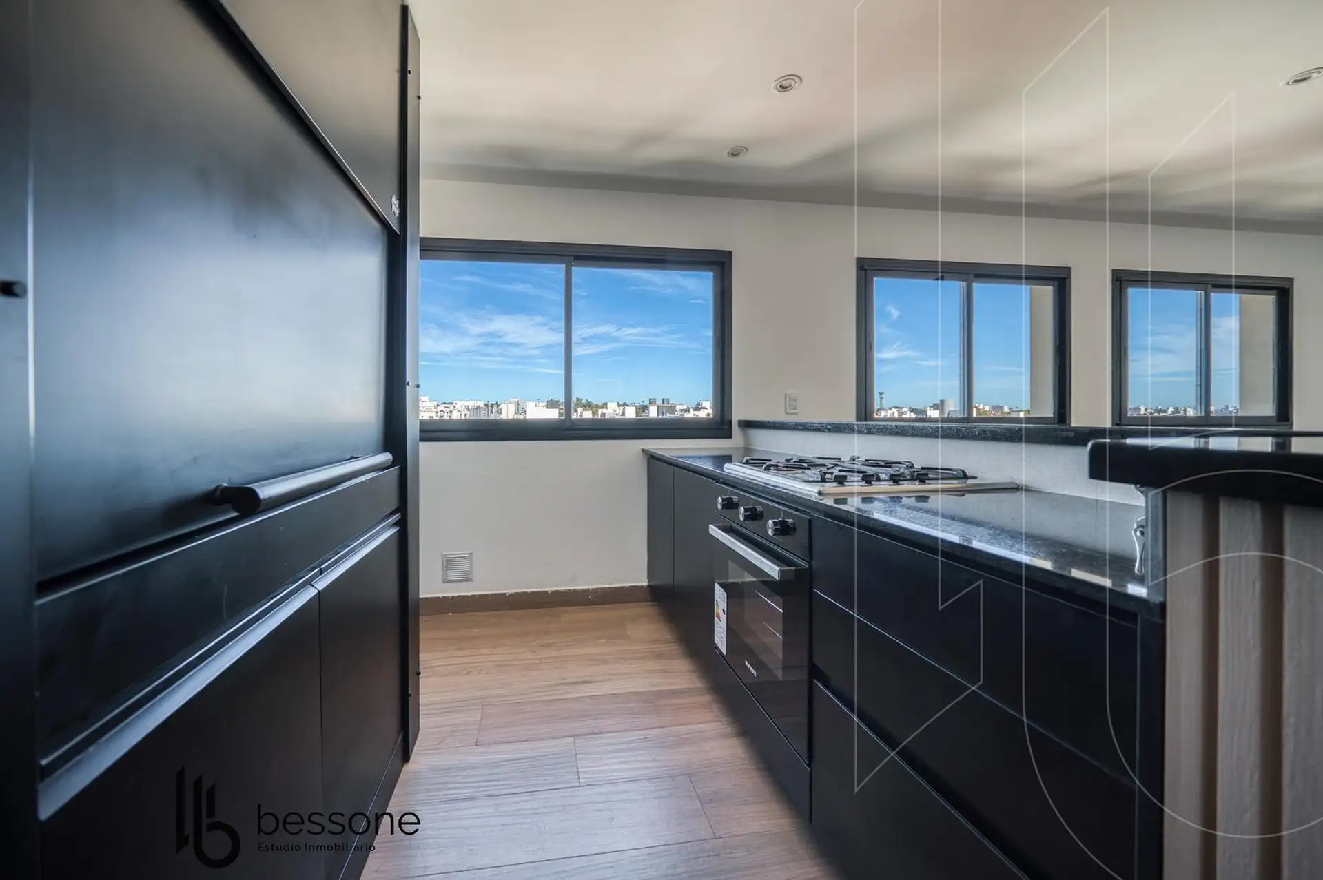 Depto 2 amb, 62m² con cochera, baulera y balcón terraza con parrilla — Zona Guemes