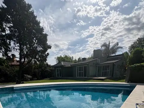 CASA VENTA Banco Provincia 2 lotes 660m2 Pileta