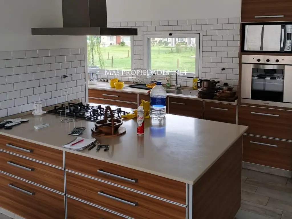 Casa - 200  m² Cubierta | 3 dormitorios | 5 años | 2 baños | 4 ambientes | 2 cocheras