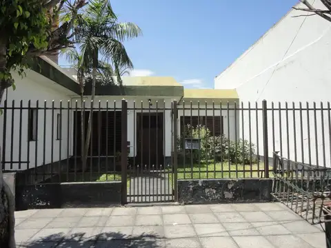 CASA EN VENTA EN HAEDO 3 AMBIENTES CON COCHERA Y PARQUE