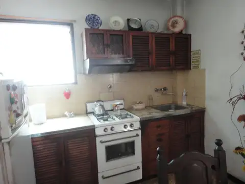 CASA EN VENTA EN HAEDO 3 AMBIENTES CON COCHERA Y PARQUE