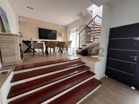 Casa 4 ambientes con 2 baños