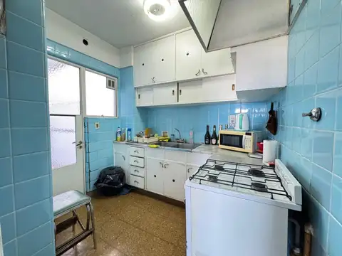 Amplio 4 ambientes con balcón corrido