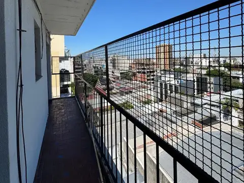 Amplio 4 ambientes con balcón corrido