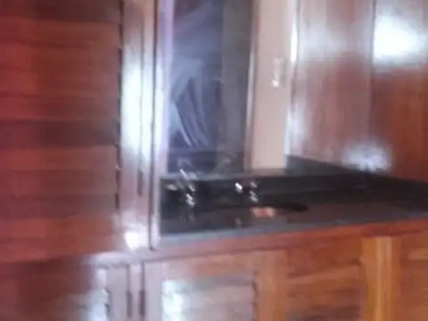 enta de Casa tipo PH fondo 2 AMBIENTES, caseros