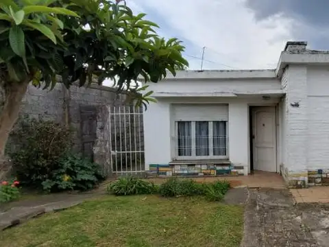 Vivienda sobre Mansilla 372, ciudad de Glew, Alte. Brown 