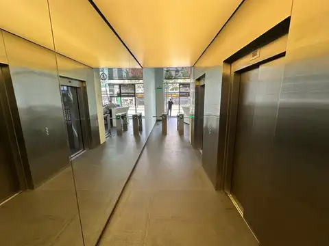 Oficina en Alquiler con 4 cocheras