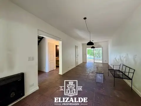 Casa 4 ambientes con 2 baños