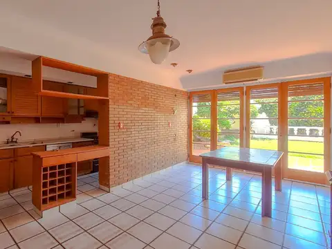 CASA EN ALQUILER DE DOS DORMITORIOS CON PATIO Y PARRILLERO EN 27 DE FEBRERO 1100