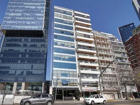 Muy buena oficina en edificio Corporativo. Amoblada. Cocheras