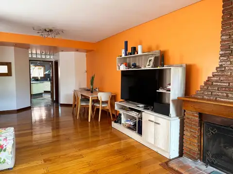 Casa en Alquiler con 2 cocheras