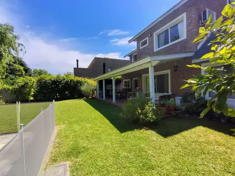 Casa a la venta de 5 ambientes. Apto crédito.B. Cerrado Los Sauces, Pilar, G.B.A. Zona Norte