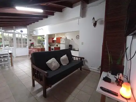 Casa 6 ambientes con 2 baños