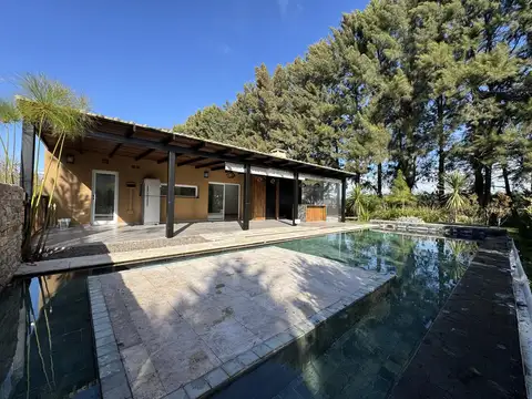 Venta de Casa 4 ambientes con piscina Club de Campo Miralagos 2- La Plata