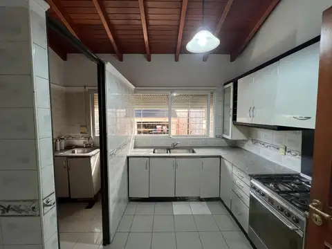 Casa 8 ambientes con 3 baños