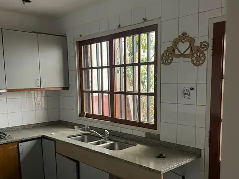 Casa en Alquiler con 3 cocheras