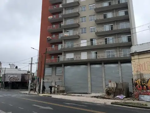 Local 250 m2 sobre avda Rivadavia - Moron 