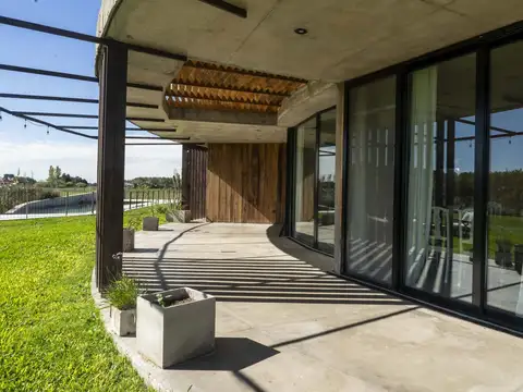 Venta Casa Moderna 4 amb, 1 HA, Barrio Cerrado de Chacras La Macarena. Exaltación de la Cruz.
