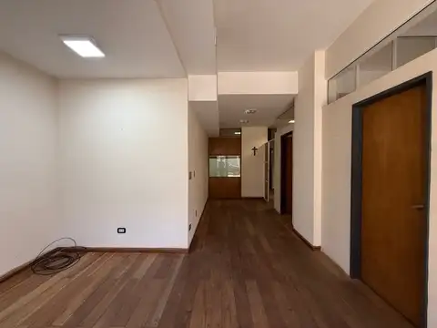 Oficina 6 ambientes con 1 baño