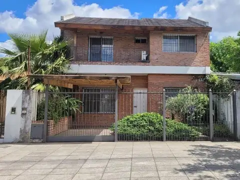 Excelente chalet de 5 ambientes sobre lote de 407m2 a 1 cuadra de avenida