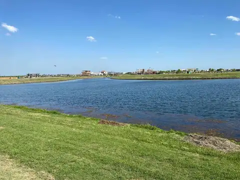 Excelente lote al agua Barrio Costas Puertos del Lago 