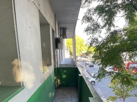 2 AMBIENTES AL FRENTE CON BALCON 1ER PISO POR ESCALERA 