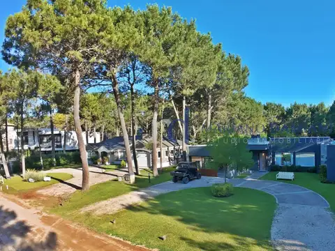 Casa 4 Dormitorios con Pileta en Venta en Pinamar Barrio La Herradura