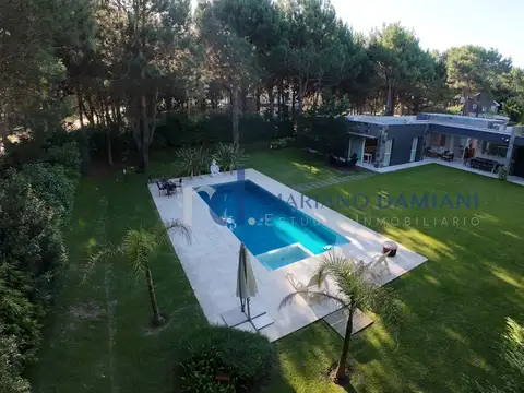Casa 4 Dormitorios con Pileta en Venta en Pinamar Barrio La Herradura
