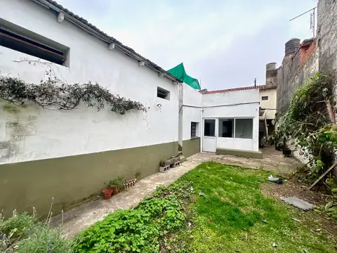 Martínez: Chalet a 8 cuadras de Av Santa Fe. 2 Viviendas y Local. Lote 8.66 x 28. 195m2 cubiertos.