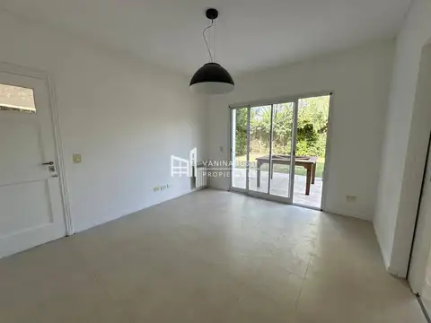 Casa en Alquiler con 2 cocheras