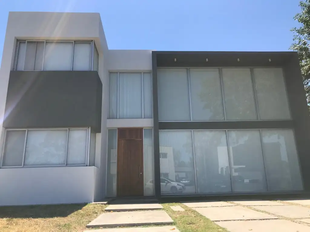 Casa en Venta - 4 dormitorios - USD 600.000
