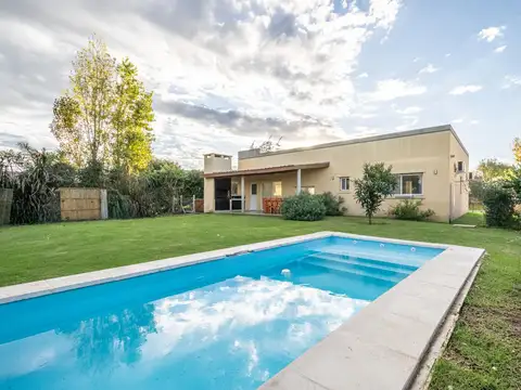 Casa venta luminosa 590m2, 5amb 3dorm 2baños 3 cocheras, pileta parrilla galería lavadero