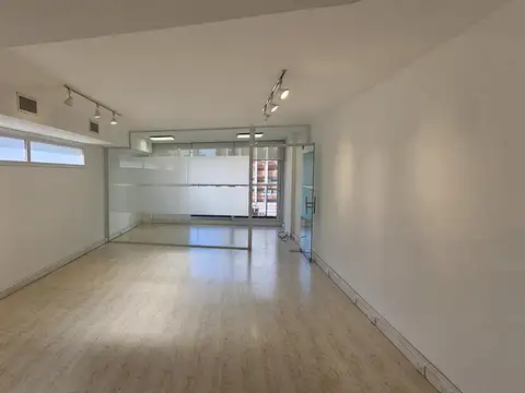 Oficina en Belgrano sobre Libertador