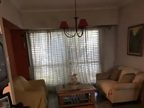 CASA 3 DORM. 2 BAÑOS - LOTE 250 M2 - GALERIA - DPTO. COCHERA - LOBOS CENTRO