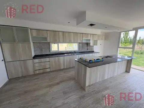 Vende casa 6 dormitorios en Barrio Privado Cardinal Sur