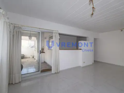 Departamento de 2 ambientes al frente con balcón y cochera