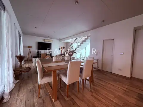 Casa 6 ambientes con 4 baños