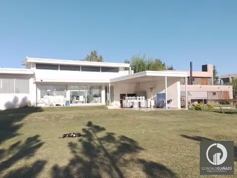 Casa 4 ambientes con 3 baños