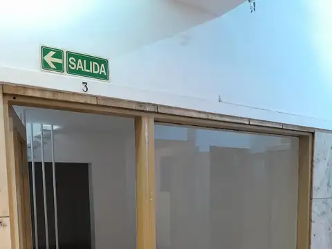 SE ALQUILA OFICINA COMERCIAL CON ENTREPISO EN AV. COLON!