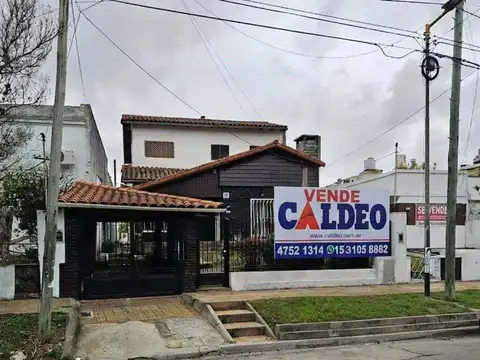 CASA 5 AMBIENTES CON JARDÌN AL FRENTE, COCHERA Y FONDO LIBRE