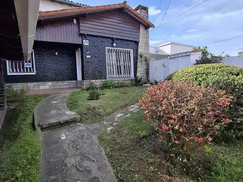 CASA 5 AMBIENTES CON JARDÌN AL FRENTE, COCHERA Y FONDO LIBRE