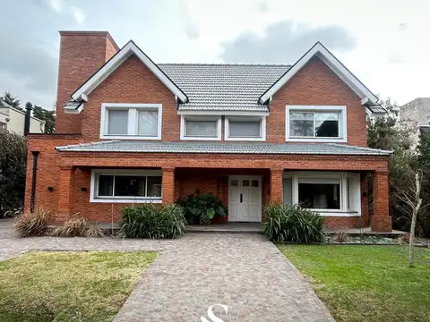 Casa en Venta con 2 cocheras