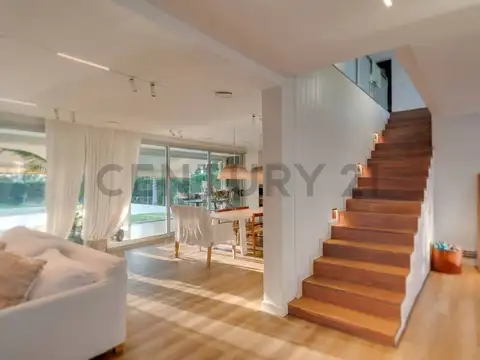 CASA EN VENTA EN LOMAS DE CITY BELL 3 DORMITORIOS