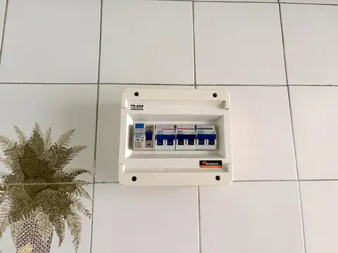 90m2, 5 Amb. C/balcón, baño, Toilette, Lav, Dep.